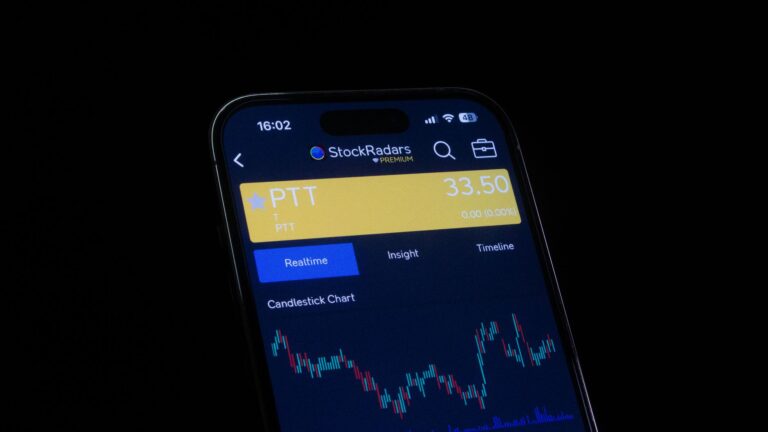 Stock market jitters persist as tech tumbles, oil swings