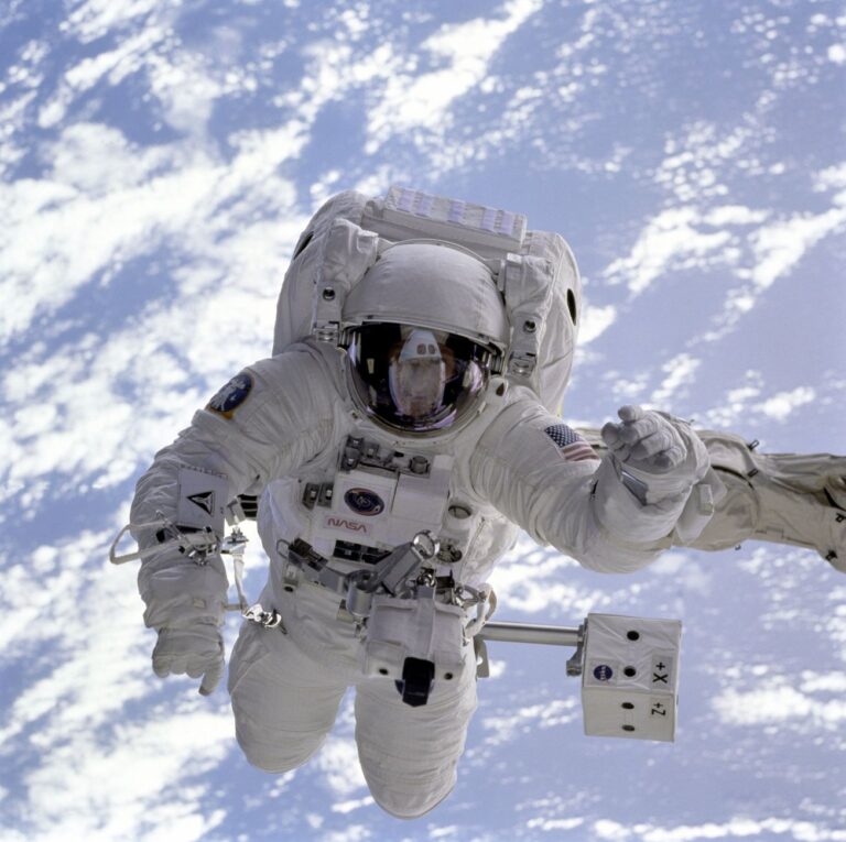Week in pictures: space, wildfires and war dominate the news
